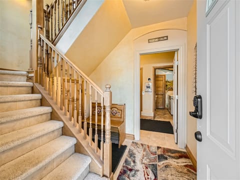 Open entryway leading into the laundry room