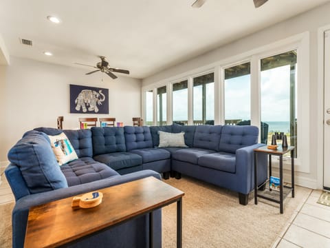 004 Dreamcatcher Waterfront Livingroom