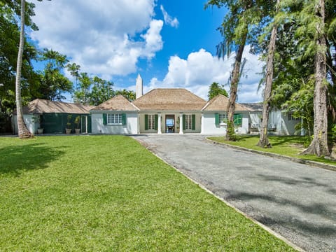 The enchanting driveway leading to the villa