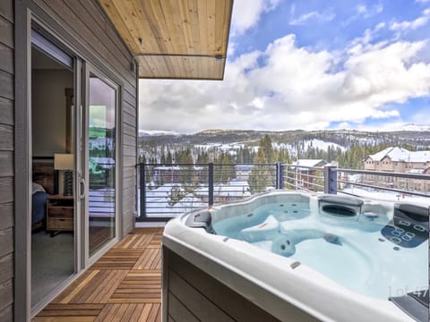 Enjoy Private Hot Tub with Amazing Mountain views!