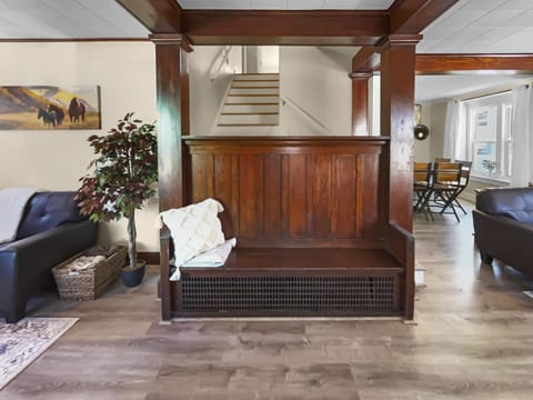 As you enter the front door, you feel the comfort and elegance of the entrance area. To the left is the sitting room, straight ahead the stairway to the 4 bedrooms upstairs, to the right the living room and dining area.