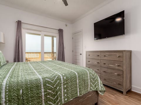 013 Beautiful Cs SE Master Suite with King Bed and Bayfront View