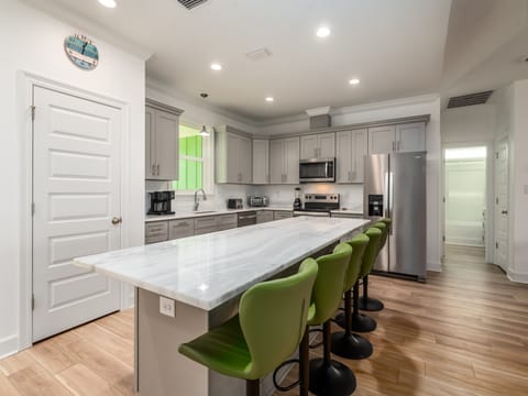 008 Beautiful Cs Kitchen Island with Dining Space