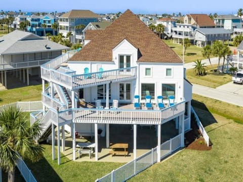 Large spacious home 1 block from the beach