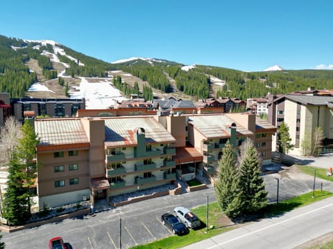 Views of West Lake Lodge and the exterior parking area, with ski slopes to the back.