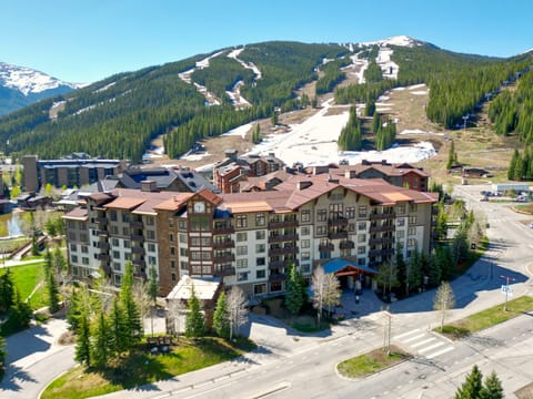 Beautiful aerial view of Passage Point and its great proximity to Center Village