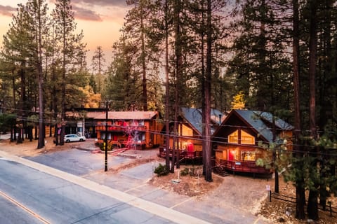 Welcome to Jumper & Jachorn - two beautifully designed cabins in Big Bear just minutes from the slopes.