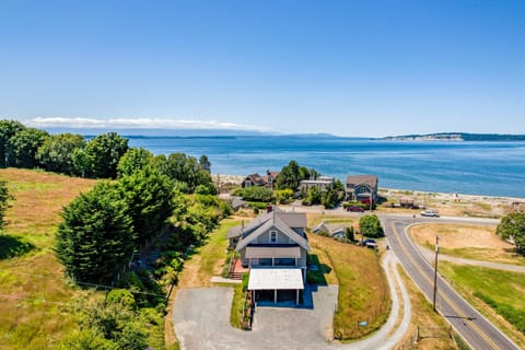 An utterly perfect getaway offering breathtaking views of Olympic Mountains and the ocean.