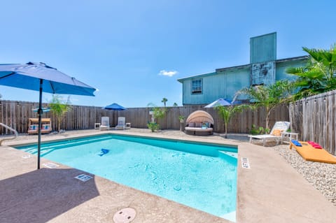 Huge private pool awaits you at Salty Peach!