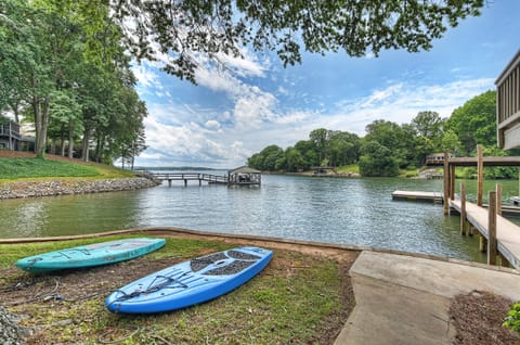 Nestled in a quiet cove, with great lake access! 2 Paddle Boards and Kayak for your use.