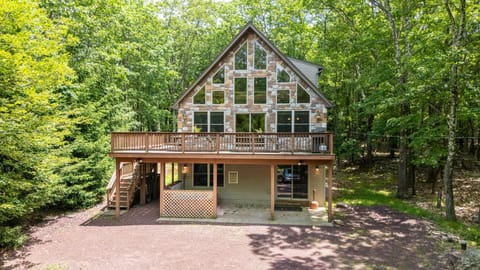 Welcome to Coyote Cabin – your perfect Poconos retreat!