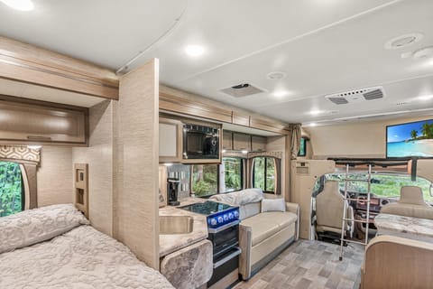 27: *NEW*2022 Thor LUXURY KING Bed,8 Sleeper,Solar Véhicule routier in San Diego