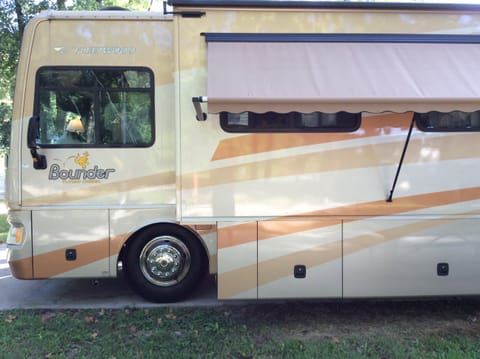 Beautiful Diesel Coach w/ Awesome Open Floor Plan w/ Perfect 5 Star Reviews Available for the Races! Véhicule routier in Pine Hills