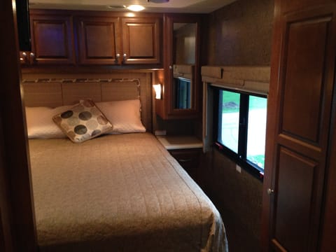 2013 Thor Palazzo Diesel Pusher Bunkhouse Drivable vehicle in Crystal Lake