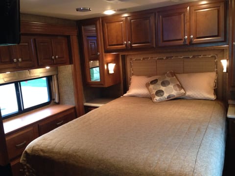 2013 Thor Palazzo Diesel Pusher Bunkhouse Véhicule routier in Crystal Lake
