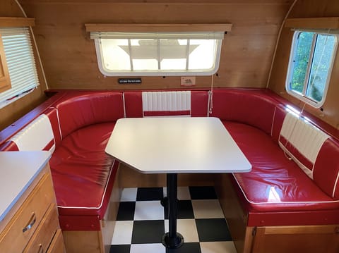 Retro Trailer "Big Red" in Mystic,  Delivery Only Rimorchio trainabile in Mystic