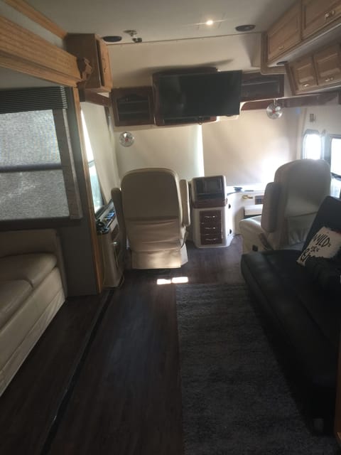 Spacious Family Friendly Rig! Drivable vehicle in Placentia