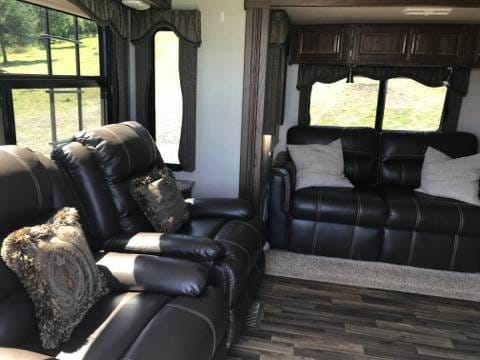 Beautiful 2016 Keystone Cougar 32RL Towable trailer in Willamette Valley