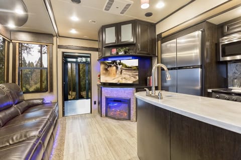 2017 Grand Design Momentum 350m 5th Wheel Towable trailer in Clovis