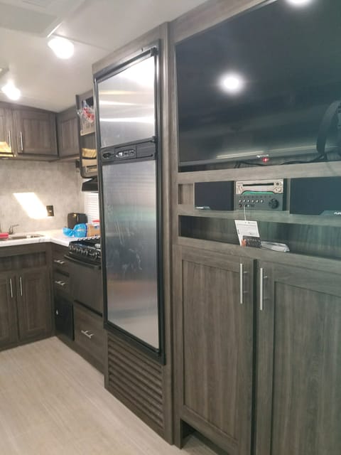 Clean, spacious RV Towable trailer in Somerset