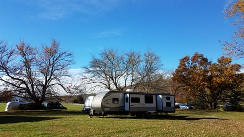 828 Camping - Family & Pet Friendly! Towable trailer in Hendersonville