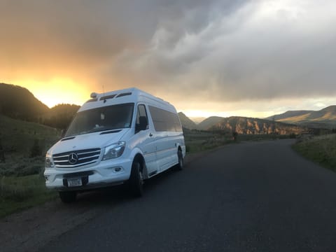RoadTrek CS Adventurous 4x4, 800Ah Lithium, 500W Solar, Duallies Camper in Boulder