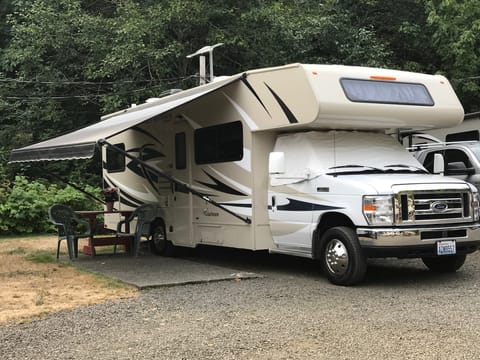 We love traveling in this RV.. and you will too! Vehículo funcional in Hood Canal