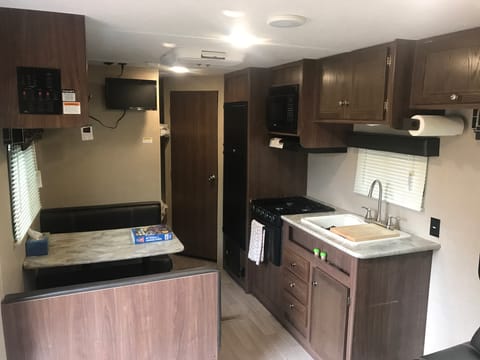 2017 Coleman 274bh Towable trailer in Vancouver