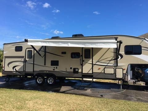 Ultimate 5th Wheel Bunkhouse Disney FW Cabana Club Towable trailer in Plant City