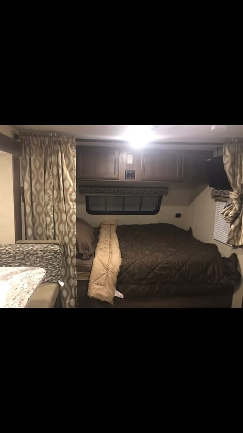 Modern travel trailer bunk house layout with all the comforts of home Towable trailer in Lowell