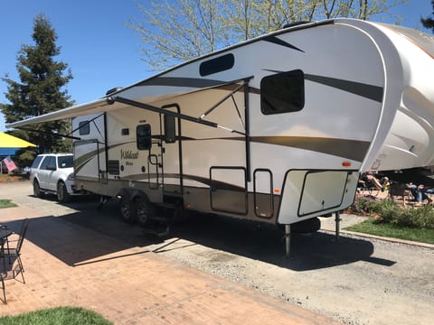 Great 5th Wheel Ready for Your Family Vacation! Towable trailer in Santa Rosa