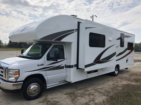 Beautiful and Spacious 2018 Jayco Red Hawk - Drivable vehicle in Lake Wylie