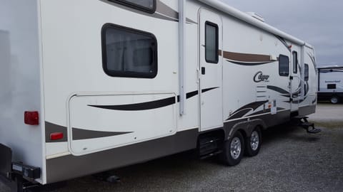 2012 Keystone Cougar 31SQB Towable trailer in Fishers