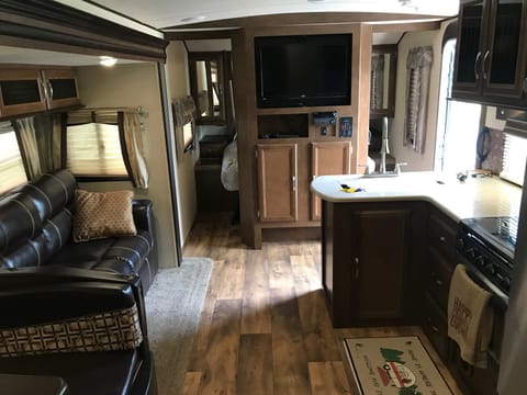 312QBud Salem Hemisphere-Perfect Camping Travel Trailer Ziehbarer Anhänger in Wright