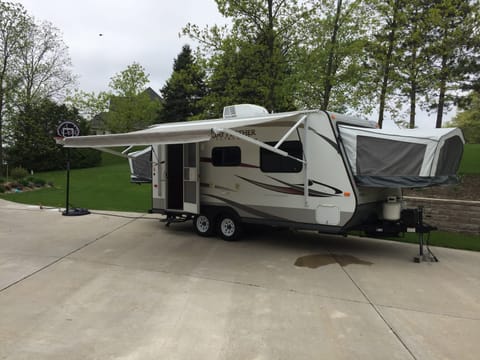 2013 Jayco Jay Feather Hybrid Expandable Towable trailer in Fond du Lac