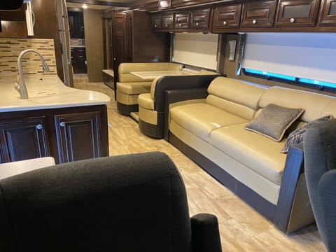 2017 Thor Motor Palazzo  36.1 Family Vacationer! Drivable vehicle in Lutz