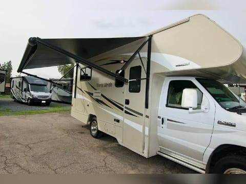 2016 winnabago minnie winnie Drivable vehicle in Spenard