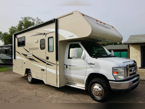 2016 winnabago minnie winnie Drivable vehicle in Spenard