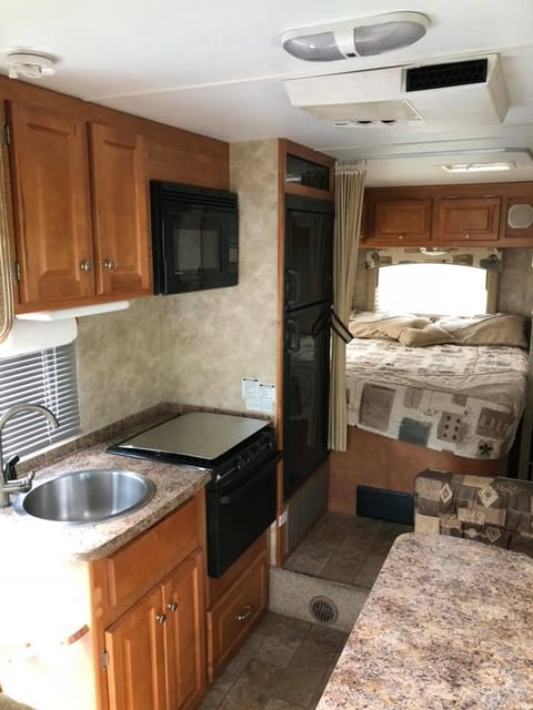 SUPER CUTE MINI RV! Sleeps 6! Gulf Stream Conquest Drivable vehicle in Taneytown