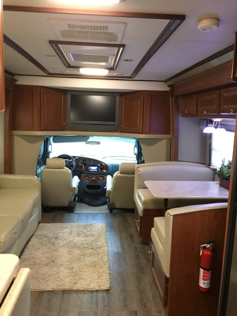 Vision RV Rental -2008 Thor Four Winds Siesta29BG Drivable vehicle in Little Rock