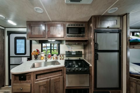 Fully Stocked  Pet Friendly Travel Trailer Remorque tractable in Ephrata