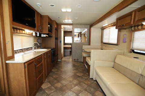 Large family RV with sleeping capacity up to 8 - WE CAN DELIVER" ( Direct tv & Solar Panel Equipped ) Drivable vehicle in Rancho Cucamonga