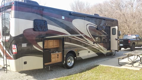 Luxury 2016 Thor Motor Coach Miramar Drivable vehicle in Wisconsin