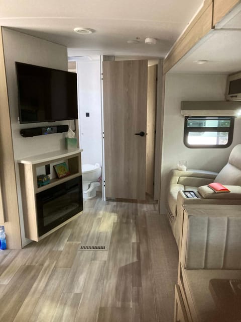 New Pearl- couples coach Towable trailer in Huntsville