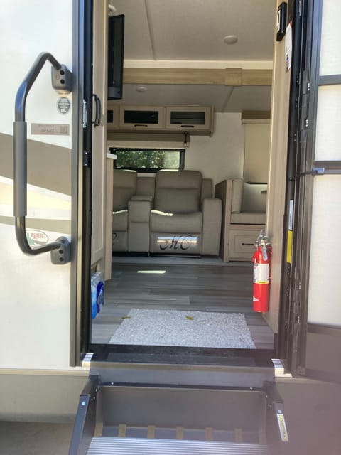 New Pearl- couples coach Towable trailer in Huntsville