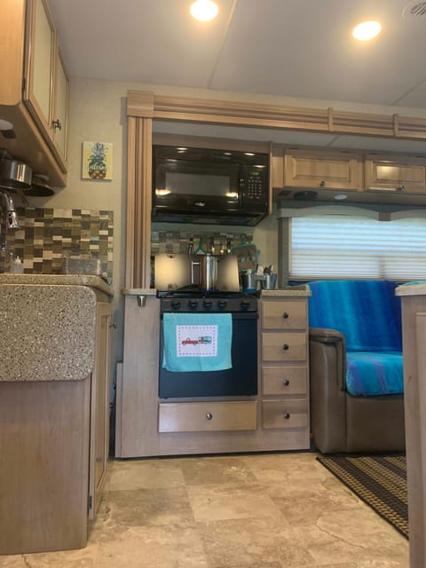 Class A Vacay (Sleeps 6+, Easy to Drive!) Drivable vehicle in Vista