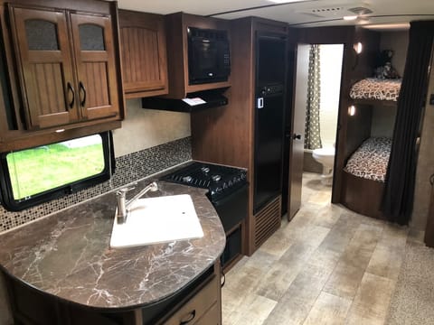 Glamping Queen, I Jayco White Hawk 28DSBH Towable trailer in Saint Louis Park
