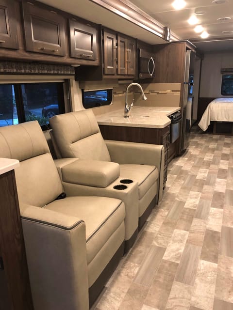 2019 Class A 35 ft Coachmen Mirada Vehículo funcional in Eastvale