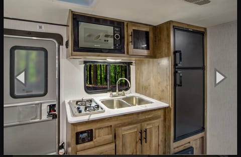 Your new affordable Cottage on Wheels! Towable trailer in Key West