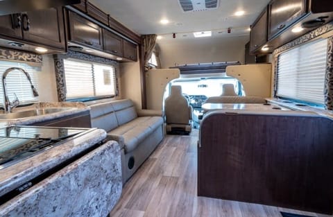 29'-Luxury Four Winds 10 Sleeper w Bunks! 2 Slides Drivable vehicle in Laguna Hills
